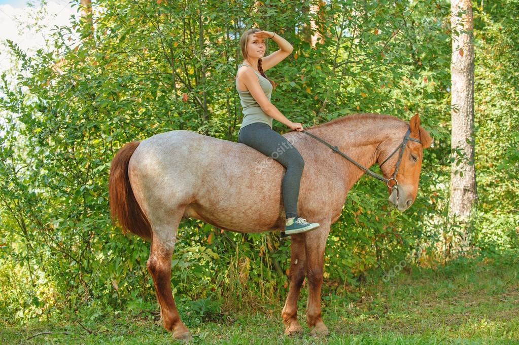 Грудастая наездница, седлает большой член