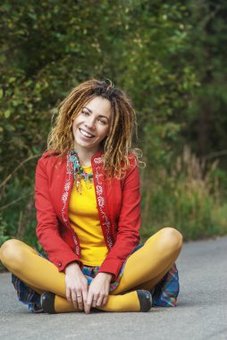 dreadlocks lotus pozisyonda oturan kadın
