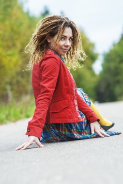 kadın oturuyor dreadlocks ile