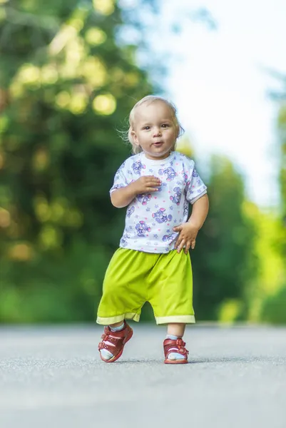 Dítě chodí na silnici — Stock fotografie