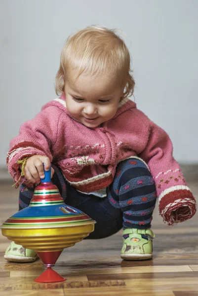 Маленькая девочка с колыбелью — стоковое фото
