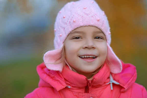 Pretty little girl in autumn park — Stock Photo, Image