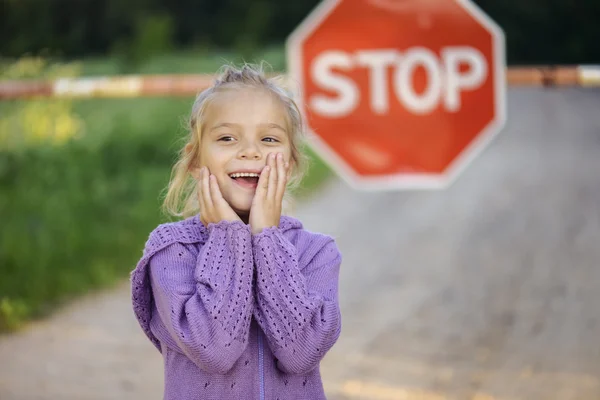 Holčička o červené podepsat "stop" — Stock fotografie