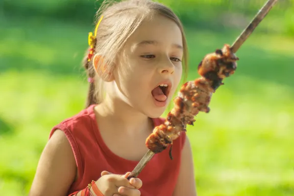 Mladá dívka jí kebab — Stock fotografie