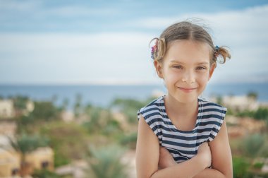 çizgili yelek heerful kız