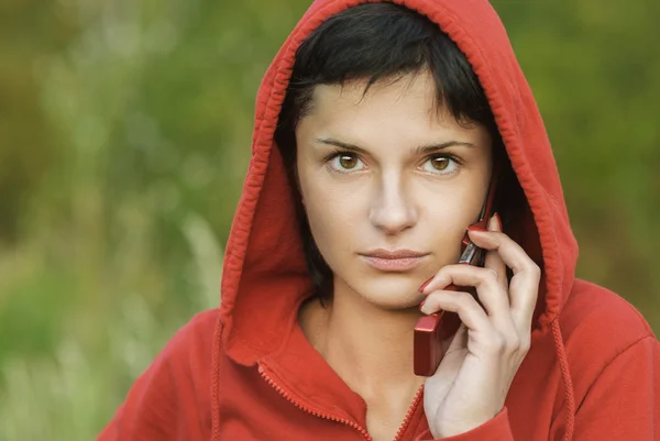 Menina no parque fala por telefone — Fotografia de Stock