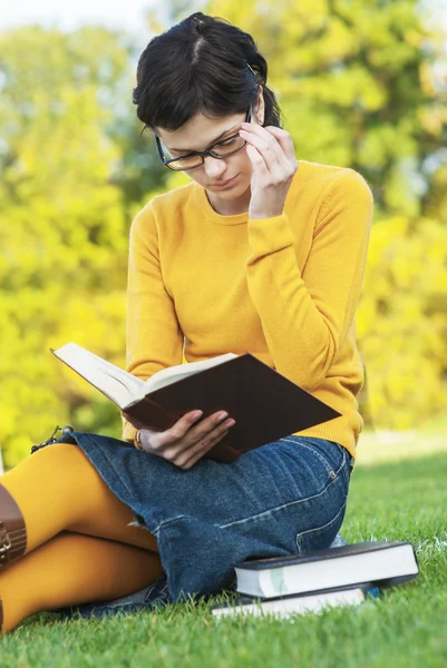 Joven estudiante sosteniendo libros — Foto de Stock