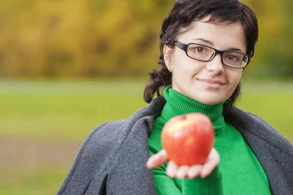 Usmíval se roztomilá žena kousnutí zralé jablko — Stock fotografie