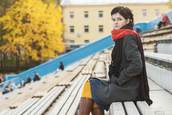 Fille avec écharpe rouge au stade — Photo