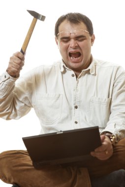 adam çekiç laptop atıyor.