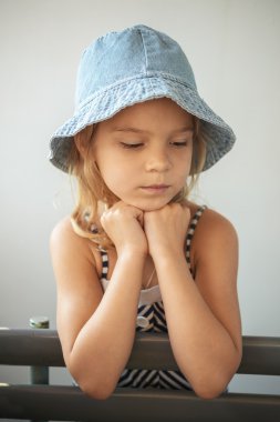 Parktaki küçük kız.