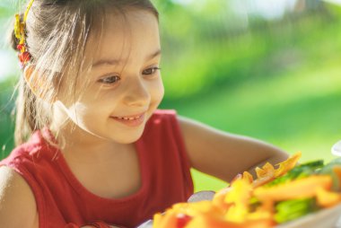 genç kız sebze yiyen