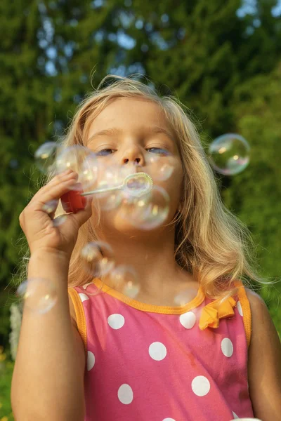 Petite fille crée des bulles — Photo