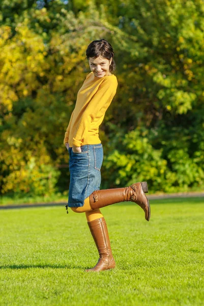 Menina em suéter amarelo — Fotografia de Stock