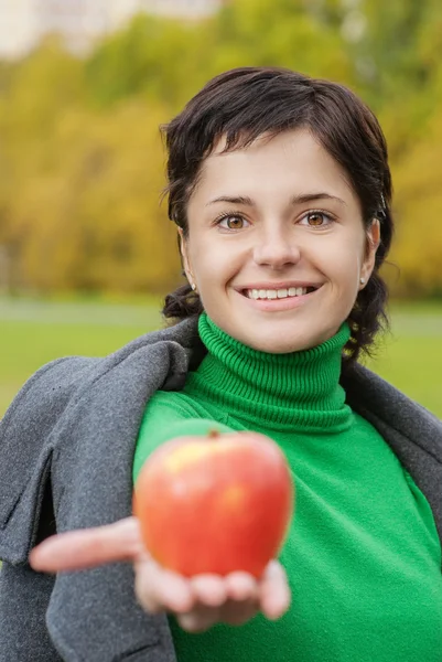 Ler söt kvinna biter mogna äpple — Stockfoto