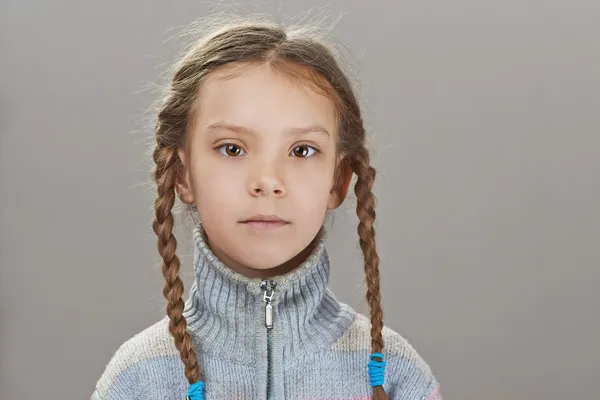 Kleines Mädchen im Pullover — Stockfoto