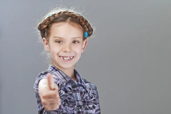 Vrolijk meisje liften duim omhoog — Stockfoto