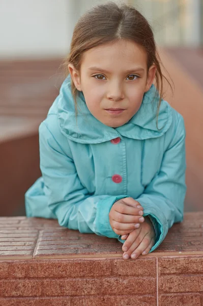 Klein meisje in blauwe jas — Stockfoto