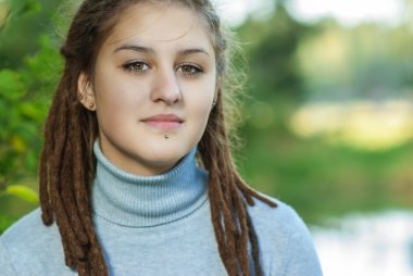 dreadlocks ile güzel kız