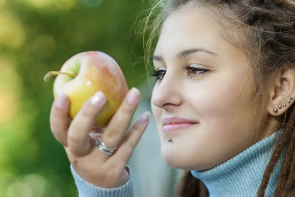 Ragazza con una mela — Foto Stock