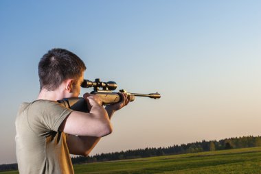 adam keskin nişancı tüfeği ile nişan aldı.