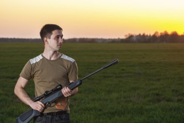 adam keskin nişancı tüfeği ile nişan aldı.