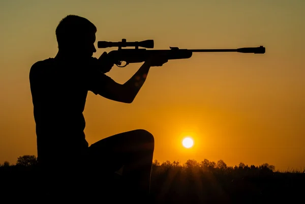 Hombre apuntó con su rifle de francotirador —  Fotos de Stock