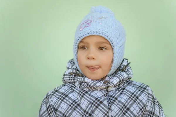 Niña en abrigo caliente con gorra —  Fotos de Stock