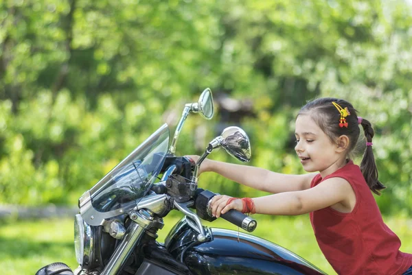 Pequena menina alegre na bicicleta velha — Fotografia de Stock