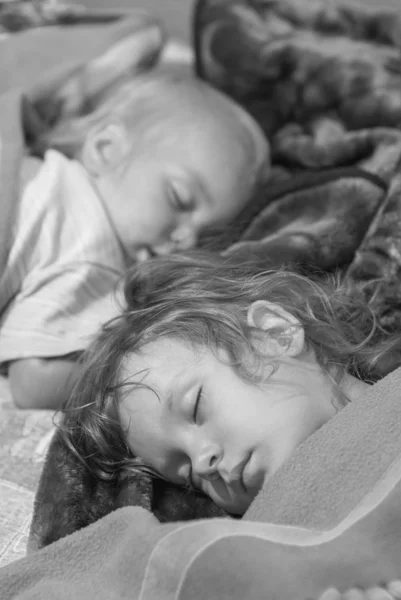 两个姐姐睡觉 — 图库照片