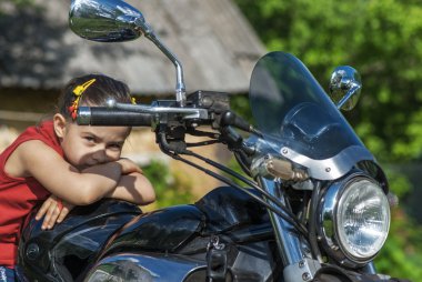 eski bisiklet küçük neşeli kız