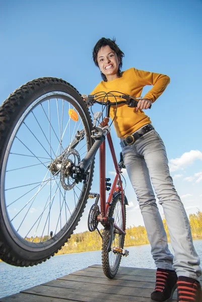 Vacker flicka ridning cykel — Stockfoto