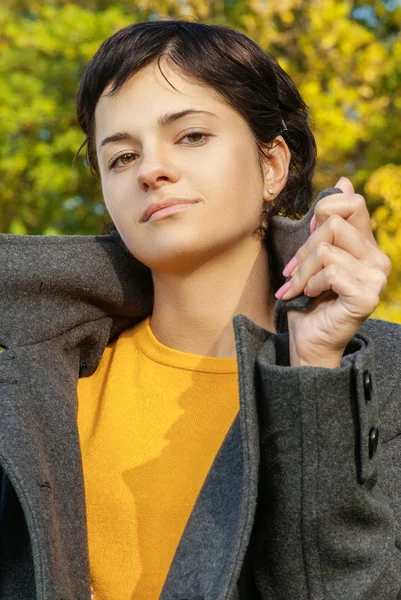 Portret van meisje in jas — Stockfoto