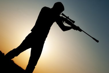 adam keskin nişancı tüfeği ile nişan aldı.