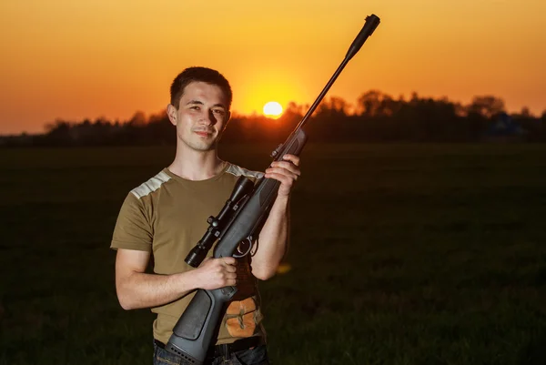 Man took aim with your sniper rifle — Stock Photo, Image