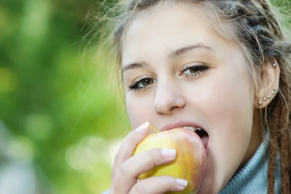 Flicka med ett äpple — Stockfoto