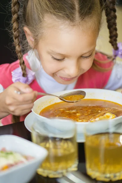Девочка-дошкольница ест вкусную еду — стоковое фото
