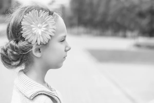 Belle petite fille souriante gros plan — Photo