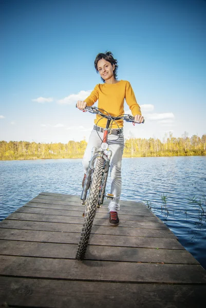 Krásná dívka jedoucí na kole — Stock fotografie
