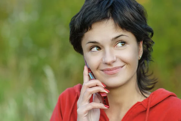 Menina no parque fala por telefone — Fotografia de Stock