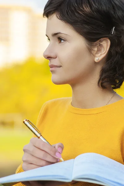 Lehrer mit Stift und Schreibbuch — Stockfoto