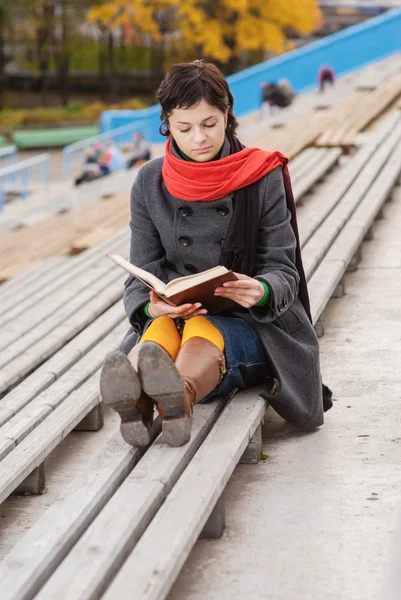 Beautiful young woman reads book — Stock Photo, Image
