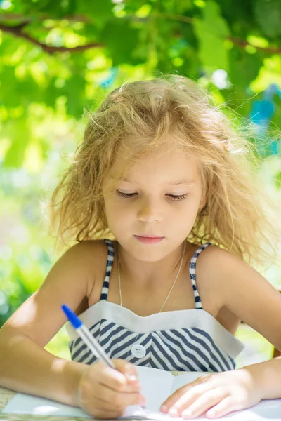 Petite fille parlant Silit à table — Photo