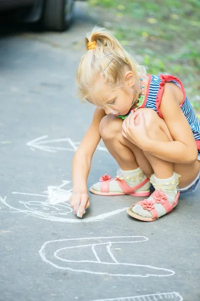 Kleines Mädchen zeichnet mit Kreide — Stockfoto