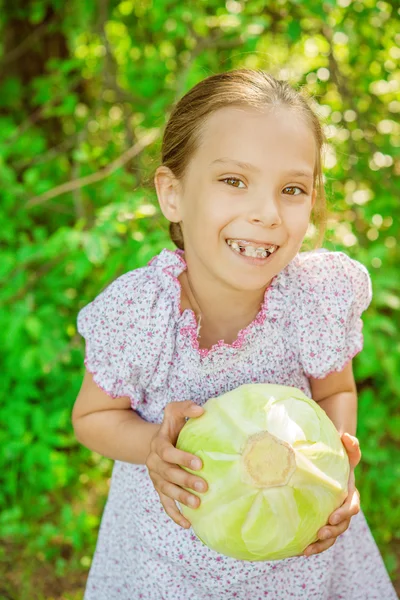 Ragazzina che tiene il cavolo — Foto Stock