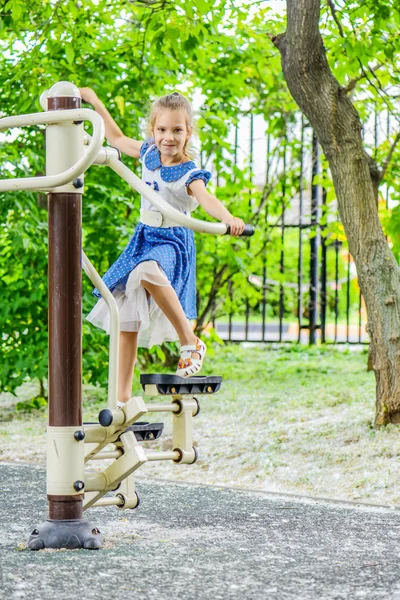 Kleines schönes Mädchen in Sporttrainer verwickelt — Stockfoto