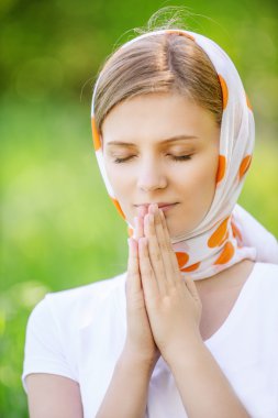 aşağı bakıyor, üzgün küçük kız아래를 내려다 보면서 작은, 슬픈 소녀