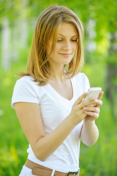 Ljushårig kvinna som tittar på telefon — Stockfoto