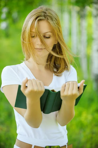 Portret van mooie jonge blonde vrouw met boek — Stockfoto