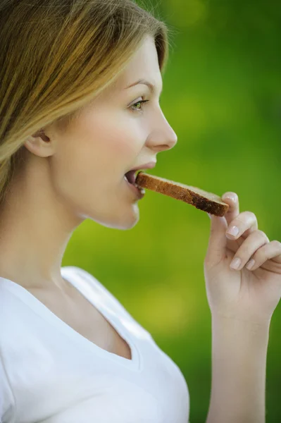 Porträt einer Frau, die Brot isst — Stockfoto